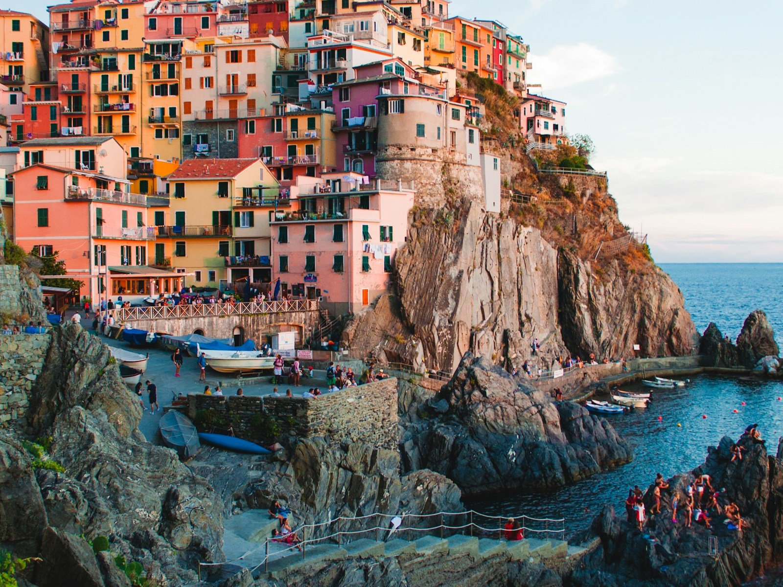 Casas de colores apiladas en el acantilado de Positano en la Costa Amalfitana