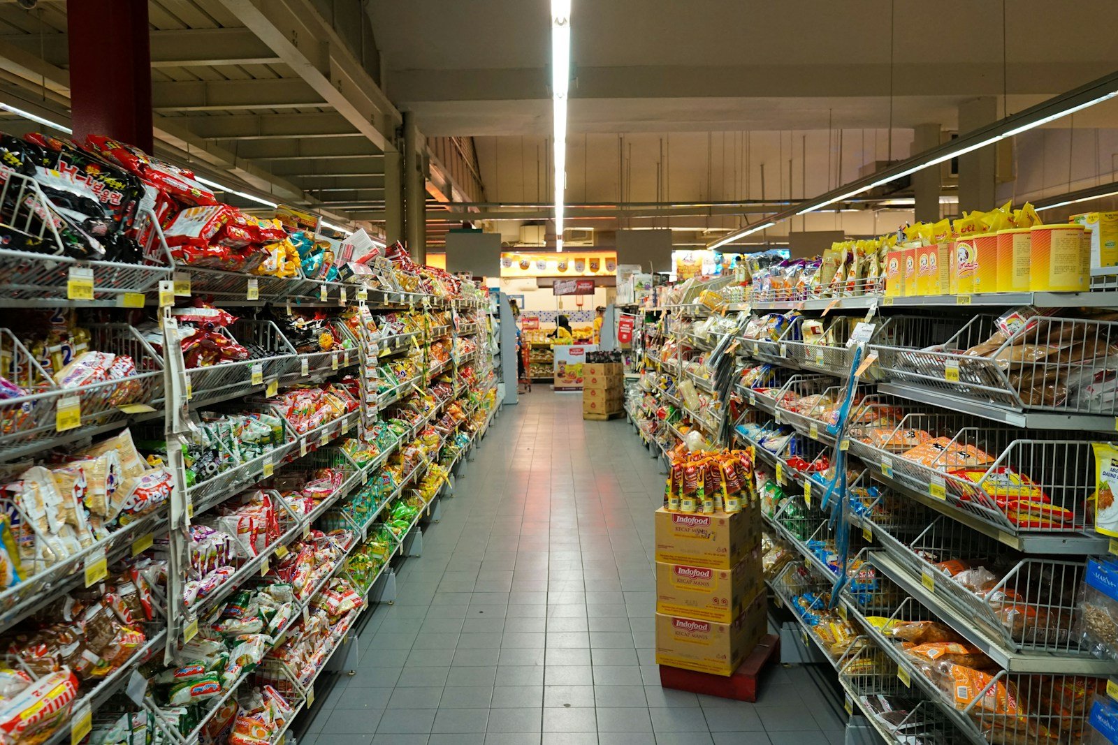 Mercado tradicional italiano con puestos de frutas y hortalizas frescas