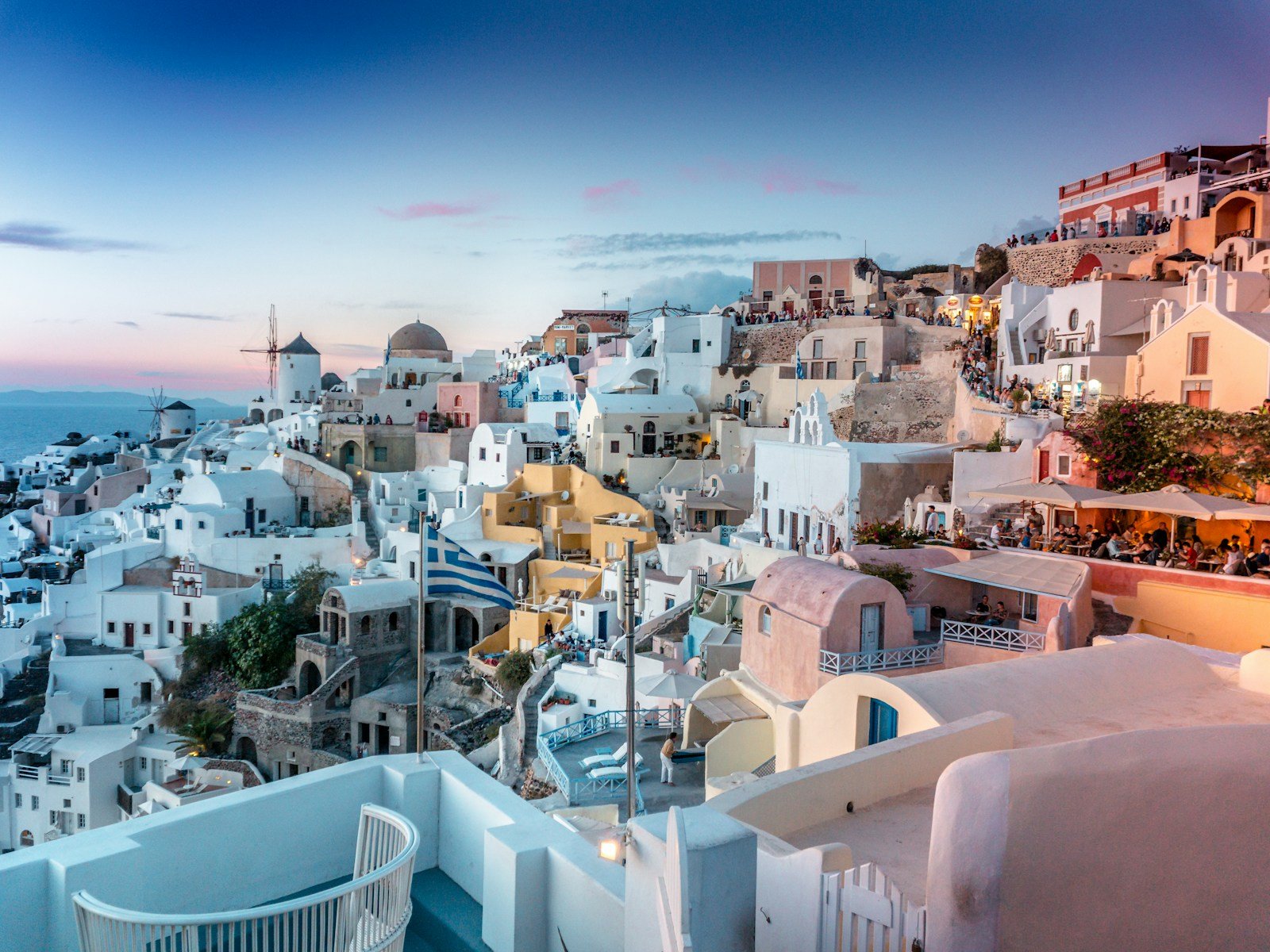 Pueblo blanco de Santorini con cúpulas azules sobre el mar Egeo